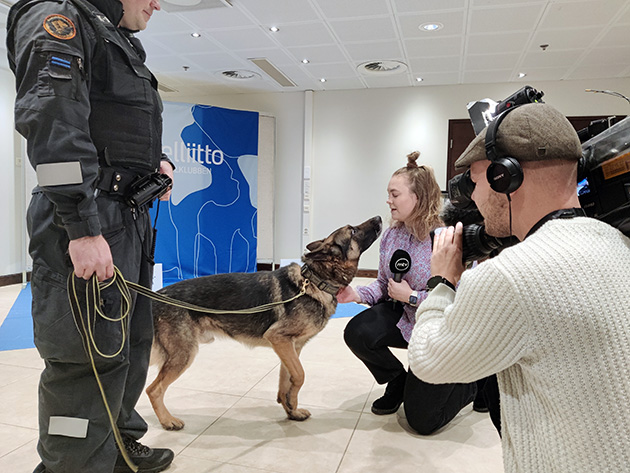 Clapton toimittajassa lähes kuono kiinni.