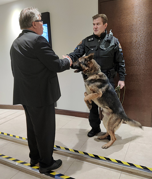 Miehet kättelevät, Clapton hyppää väliin.