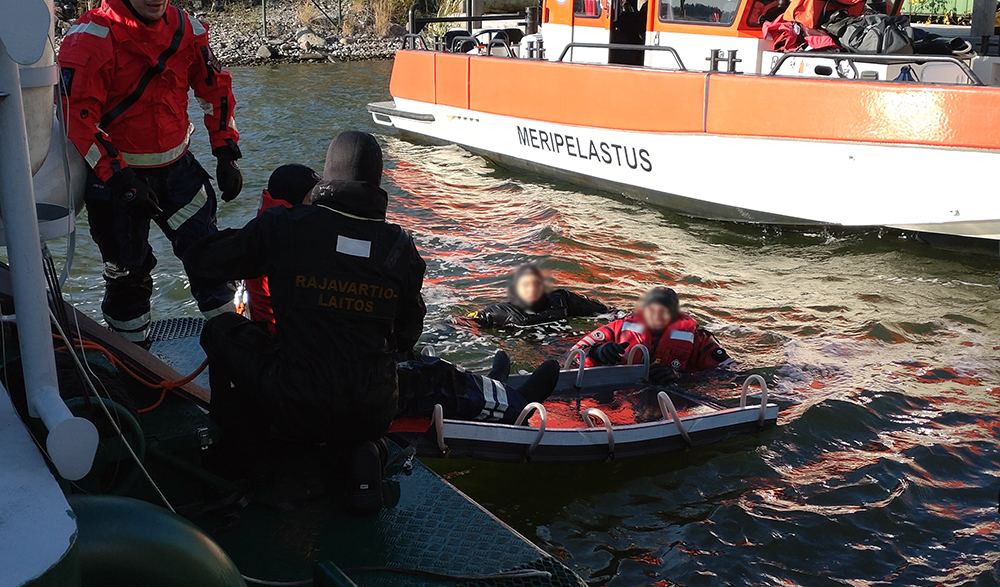 Sjöbevakare och sjöräddare övar sjöräddning.