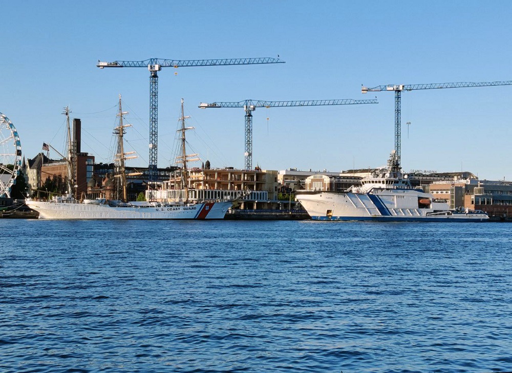 USCGC Eagle och bevakningsfartyget Turva i hamnen.