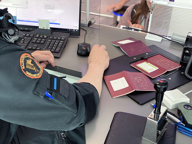 Merivartija tarkastamassa matkustusasiakirjoja.