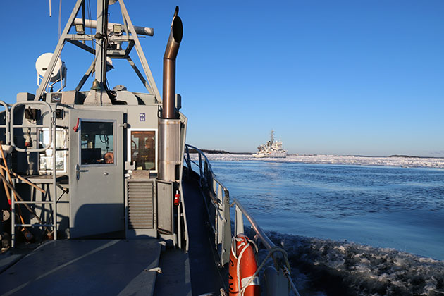 Partiovene avovesikohdassa seuraamassa edellä jäissä menevää alusta.