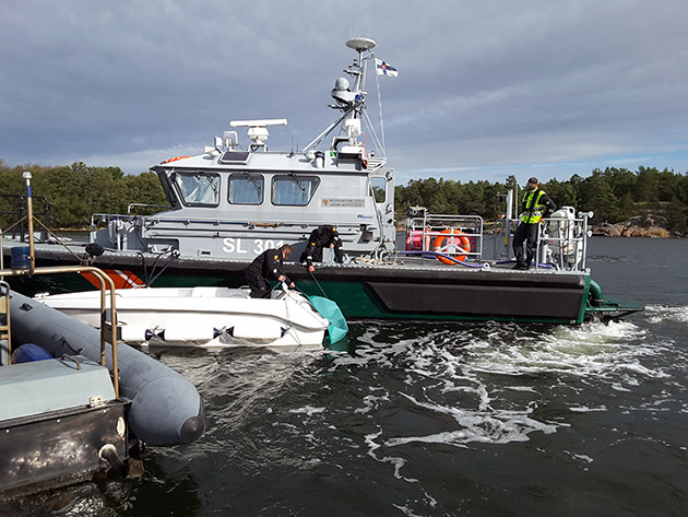 En patrullbåt utför ett räddningsuppdrag.