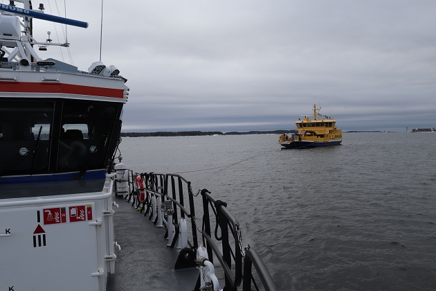 En kustbevakningsbåt bogserar förbindelsebåten Otava.