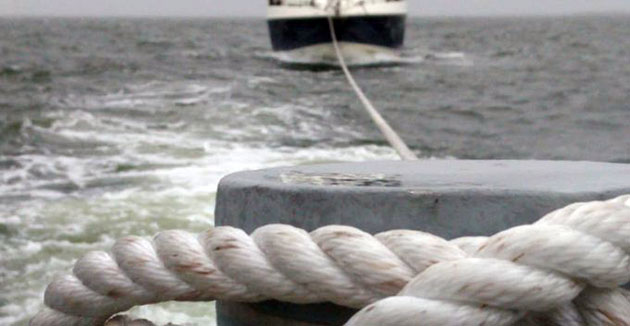 En bogserlina och ett bogserat fartyg.