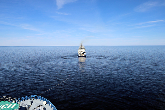 Vartiolaiva Turva hinaa Polaris alusta.