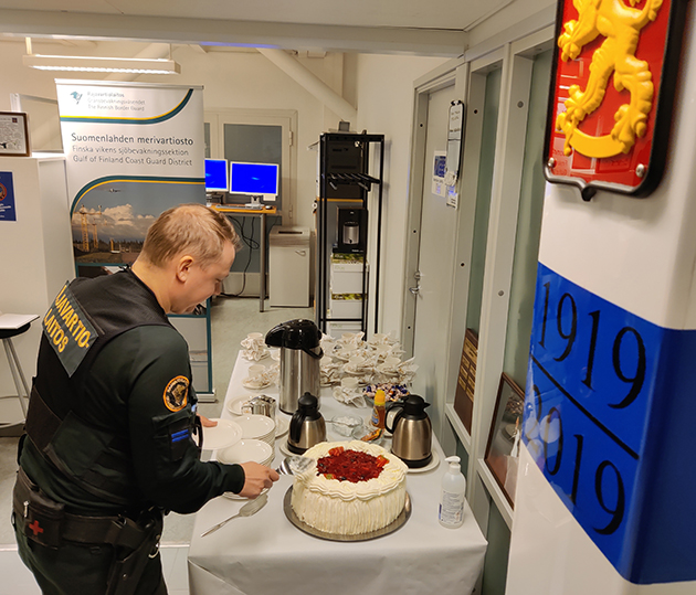 Täytekakkua leikkaamassa.