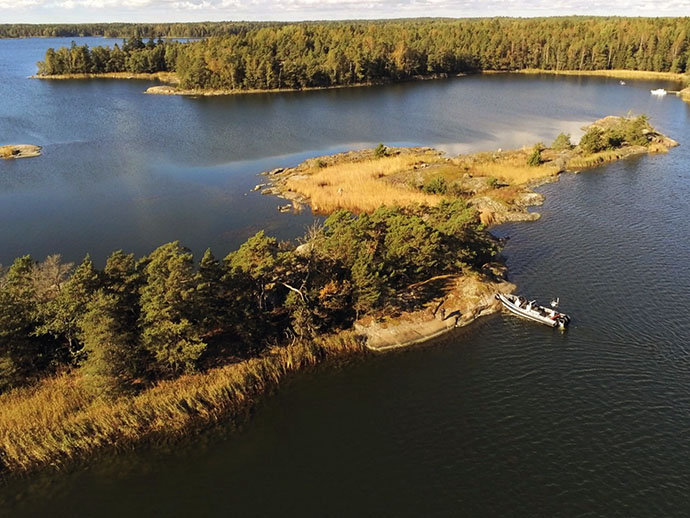 Nopeavene puskussa rantakallioon.