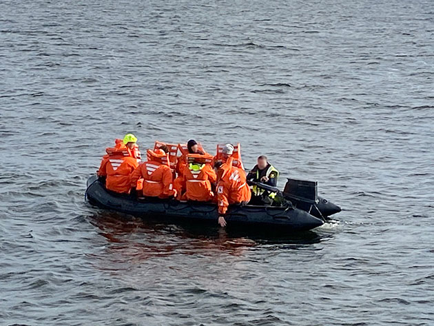 Harjoitustilanne: ihmisiä veneessä.