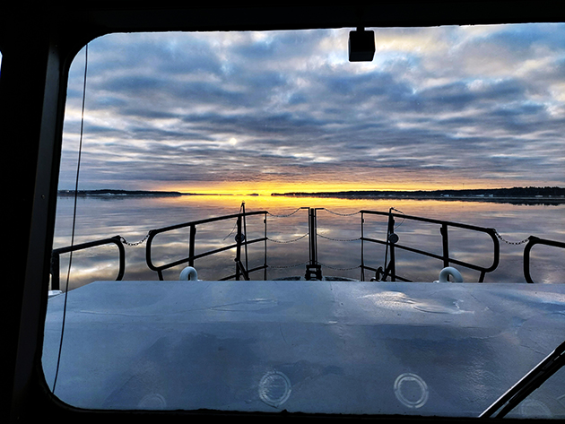 Utsikt över havet från patrullbåtens fönster.