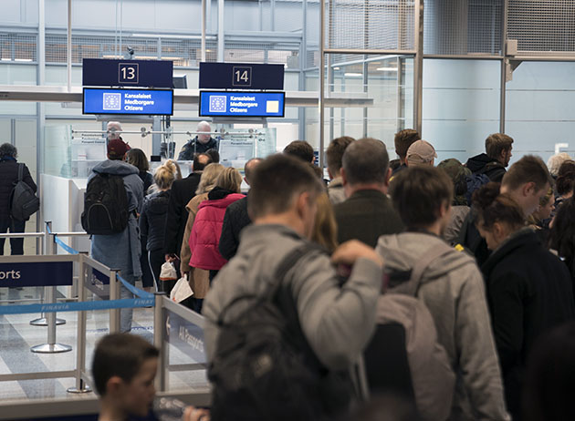 Matkustajia Helsinki-Vantaan lentoasemalla.