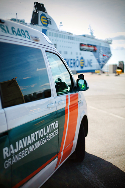 En patrullbil i Västra hamnen. I bakgrunden ett kryssningsfartyg.