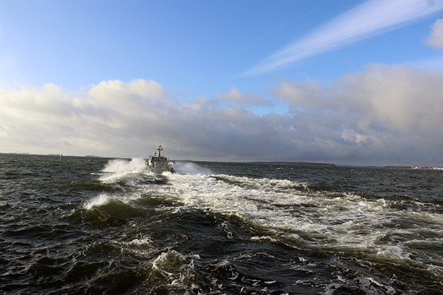 En patrullbåt i sjögång. 