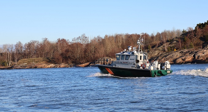 Partiovene Kustaanmiekan salmen edustalla.