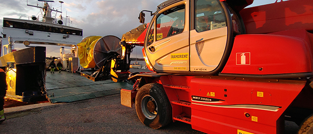 Rullar med oljebommar lyfts.