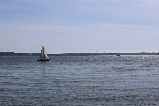 En segelbåt på havet.