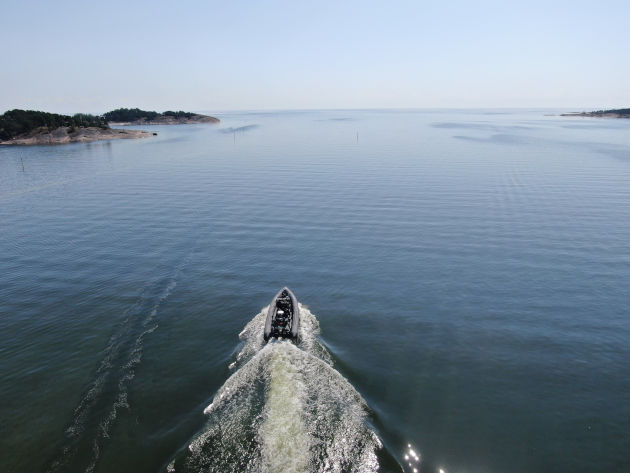 Miehittämättömän ilma-aluksen lennon aikana ylhäältä päin otettu kuva mereltä.