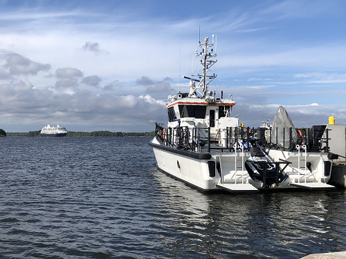 Rannikkovartiovene ja risteilyalus merellä.