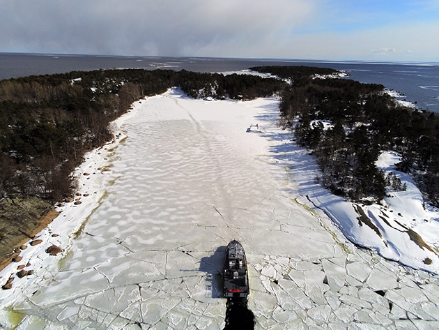 En kustbevakningsbåt bland isen. I bakgrunden Ulko-Tammio och öppet hav. 