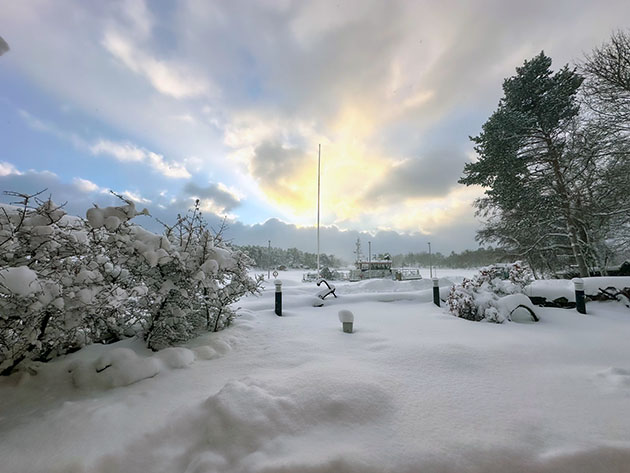 Rannikkovartiovene talvella laiturissa.