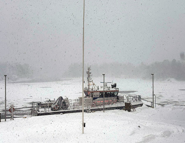 En kustbevakningsbåt i snöfall.