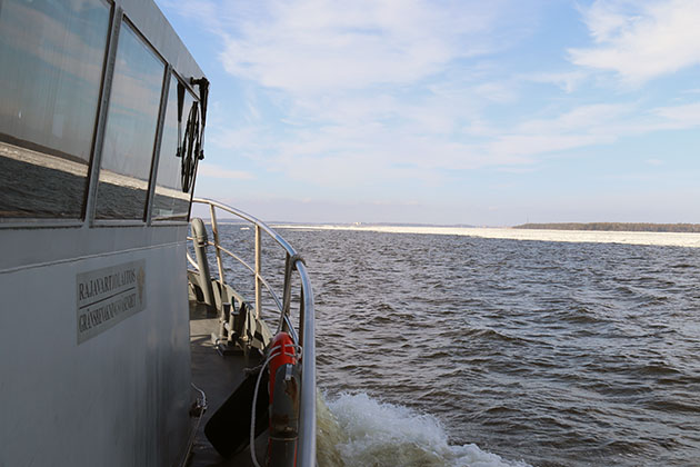 Utsikt över öppet vatten och is från patrullbåtens sida.