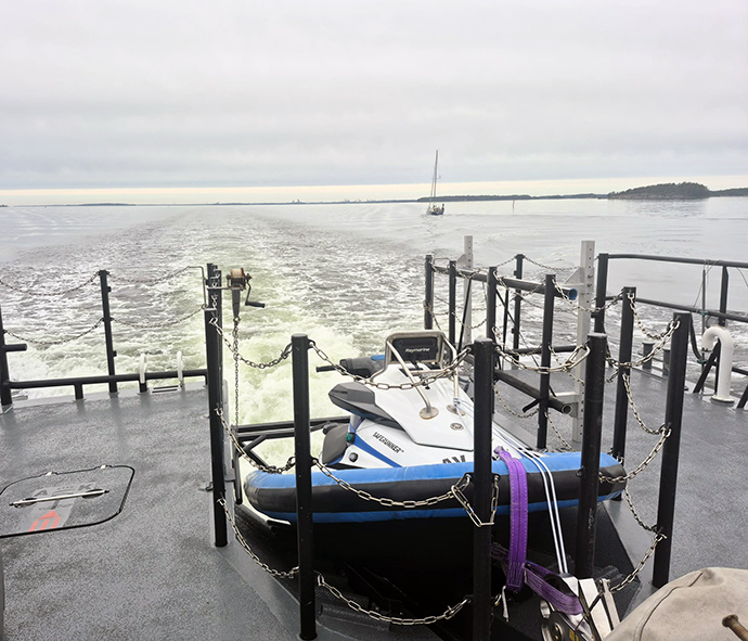 Utsikt över havet från akterdäcket på en kustbevakningsbåt.