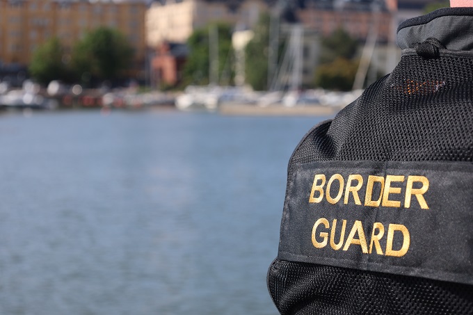 Texten Border Guard på en sjöbevakares arbetskläder.