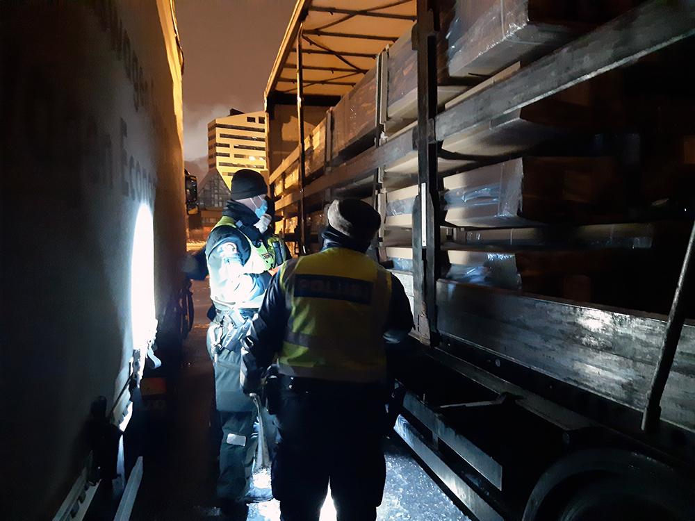 Rajavartijoita työssään.