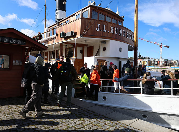 Harjoitukseen osallistujia astumassa Runeberg alukseen.
