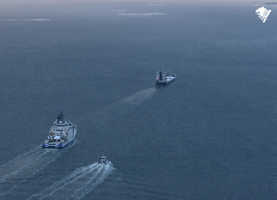 Vartiolaiva Turva ja rannikkovartiovene saattavat Fitburg-alusta pois Suomesta.