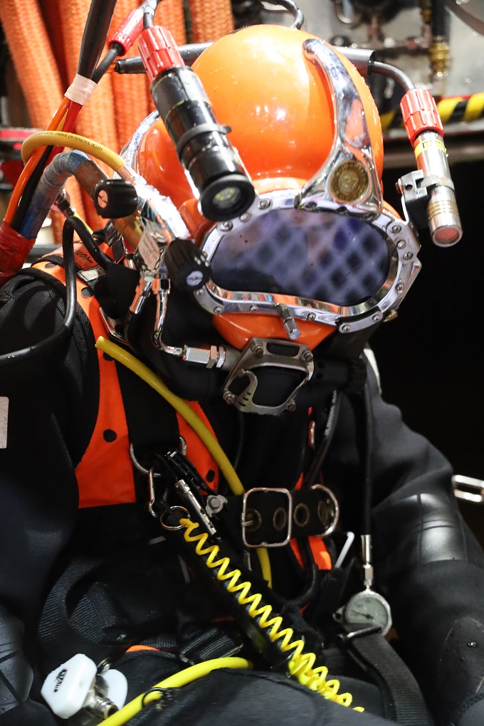 En dykare i dykarutrustning klar för dykning.