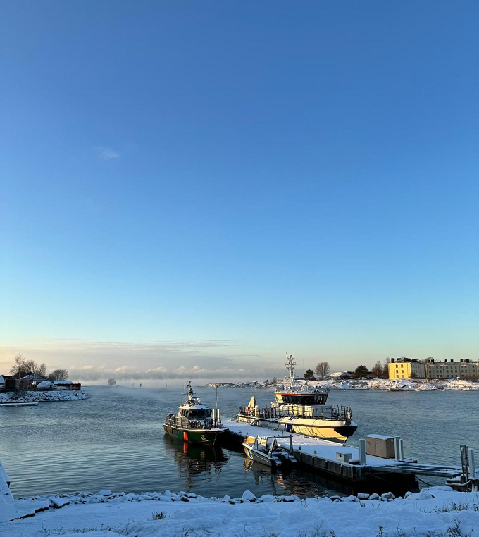 Suomenlinnan merivartioasema talvella.