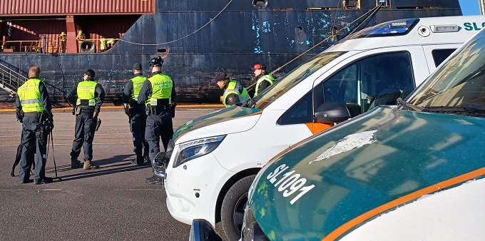 Gränsbevakare inleder en fartygskontroll i hamnen.