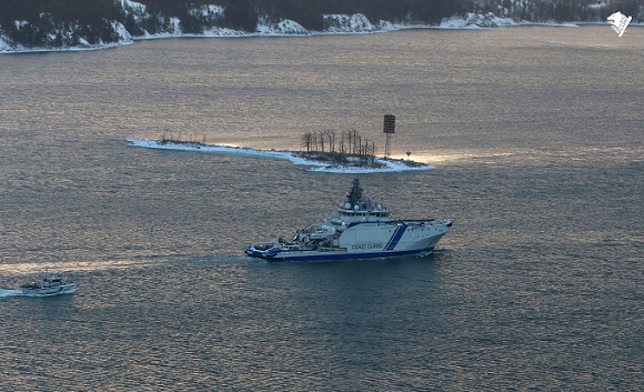 Vartiolaiva Turva ja rannikkovartiovene talvisella merellä.