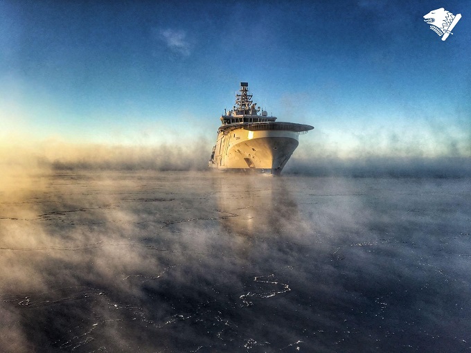 Vartiolaiva Turva jääsumussa.