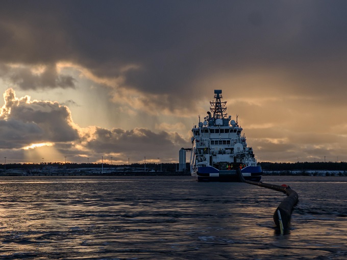 Bevakningsfartyget Turva övar bekämpning av miljöskador.