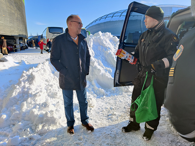 Merivartija pitelee kädessään messuvieraalta saamiaan vanhentuneita hätämerkinantovälineitä.