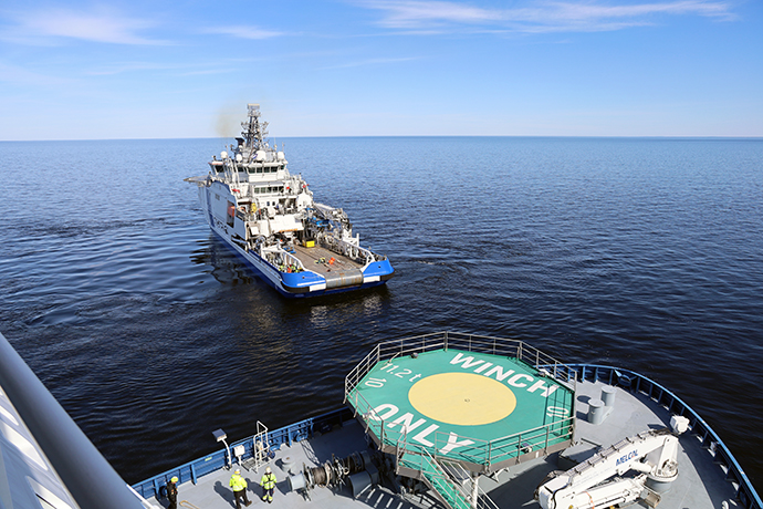 Vartiolaiva Turva on ottamassa jäänmurtaja Polarista hätähinaukseen.