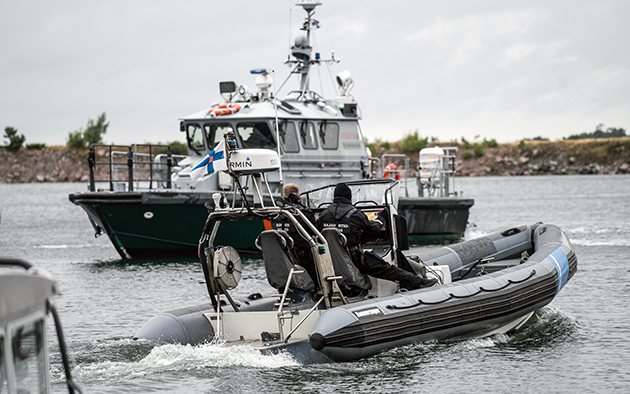 Gränsbevakningsväsendets båtar. I bakgrunden en vågbrytare.