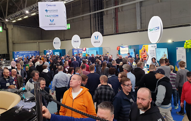 Mässbesökare på båtmässan i myndigheternas gemensamma monter.