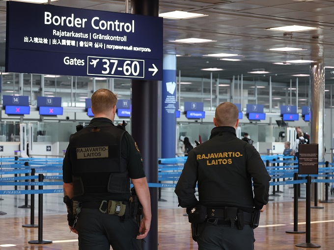 Rajatarkastajia Helsinki-Vantaan lentoasemalla.
