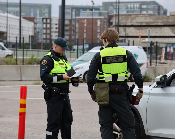 Gränskontrollanter i Helsingfors hamn.