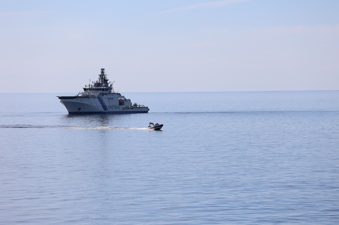 Vartiolaiva Turva ja nopeavene Suomenlahdella.