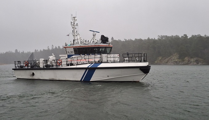 En kustbevakningsbåt på havet.