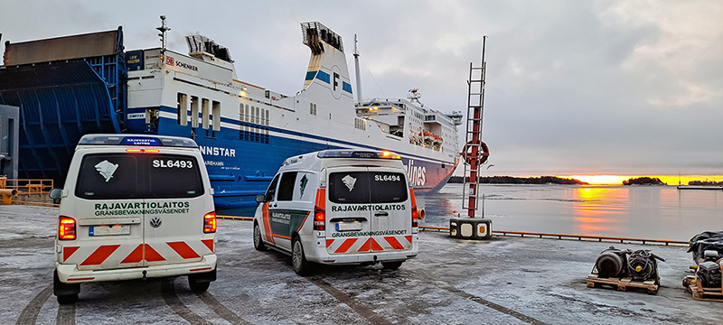 Rajavartiolaitoksen autot satamassa.