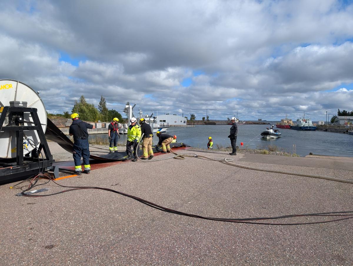 Ympäristövahingontorjunta-harjoitus käynnissä Hangon merivartioasemalla.