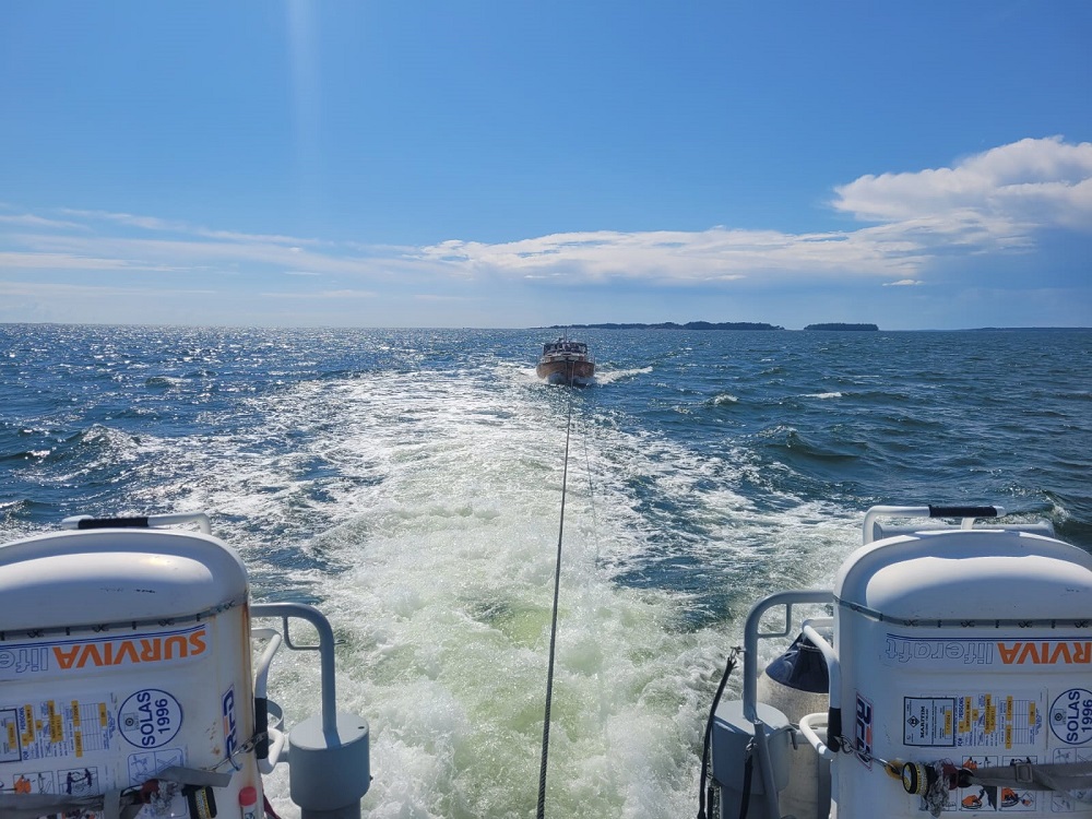 Partiovene hinaamassa huvivenettä.