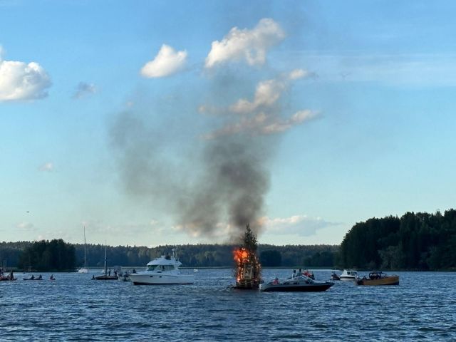 Juhannuskokko keskellä merta ja ympärillä useita veneitä.