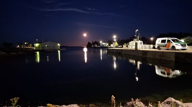 Sjöbevakningsstationens brygga och havet som fotograferats på natten.